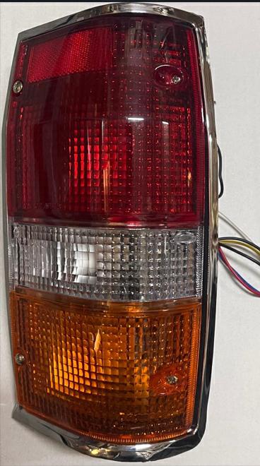 Articolo 87M3P - FANALE P/SX BIANCO ARANCIO ROSSO MITSUB L200 01/87>08/94 C/CROM