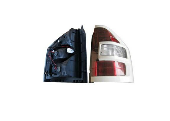 Articolo CNNC7 - FANALE P/DX CORNICE BIANCA 3 CONNETTORI MITS PAJERO 01/01/>12/02