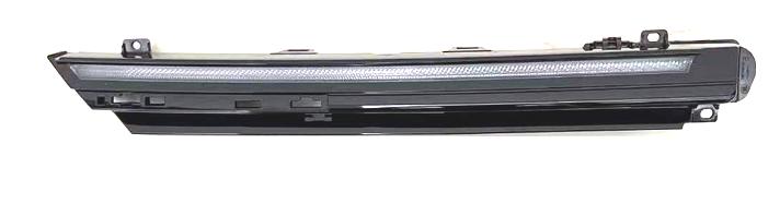 Articolo FQGB8 - BARRA LUCE DX SU GRIGLIA C/SCRITTA VW GOLF 8 03/20>